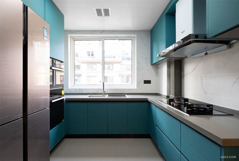 厨房橱柜鲜亮的颜色给予空间设计感与趣味性。