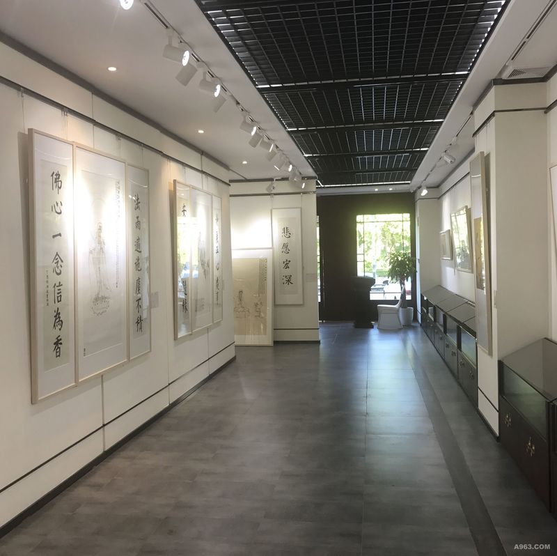 展厅
墙面的造型简洁现代，却在醒目位置饰以中式书法，这种绝妙的组合给人以强烈的视觉意志力，成为时尚与古典的柔媚结合。实用性和对传统文化的追求同时得到了满足