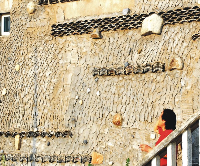 朱仁民用废旧材料创作的莲花岛渔民画创作基地建筑外墙艺术，使建筑成为永久的人文艺术。