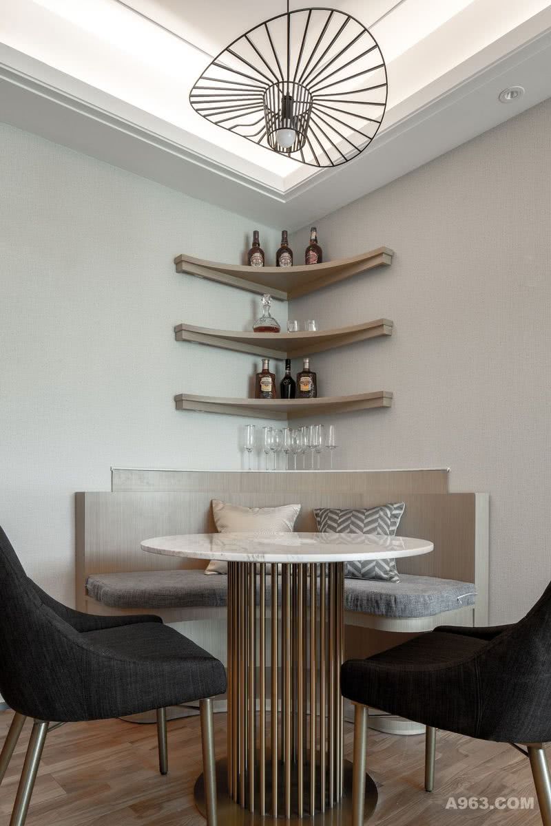 餐桌上方悬挂蒲扇状艺术吊灯，和天花四周的方形灯带共同烘托出一个温馨惬意的气氛。