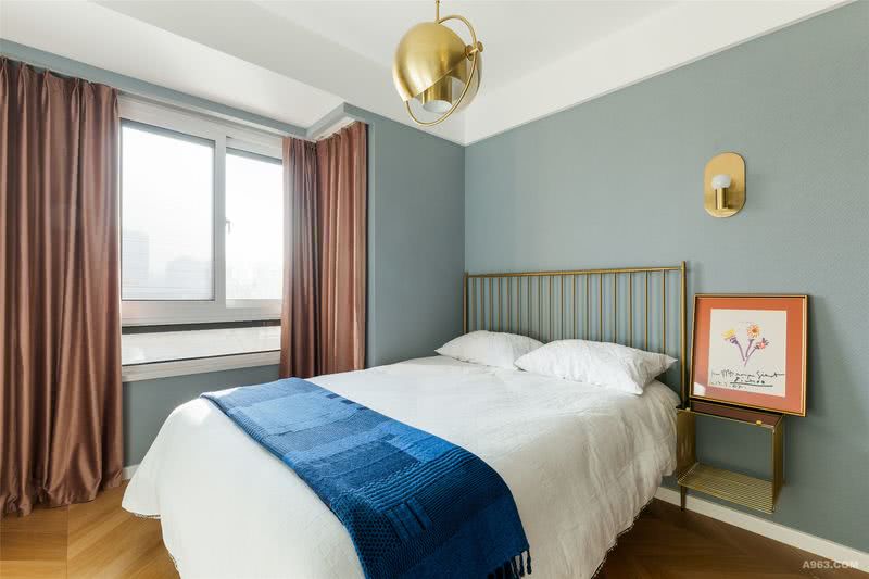 次卧设计师采用蓝色海吉布与灰粉色窗帘做搭配，这两种色彩带来的冲击感因为有了金属色的协调而柔和起来，海吉布的独特肌理也让小空间拥有了不同的韵味。