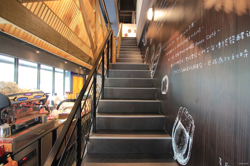 二樓的樓梯牆面輔以大圖輸出手繪感強烈的壁紙，不僅秀出品牌介紹，更連帶將視覺延伸向上，呼應二樓的異國風情擺設。