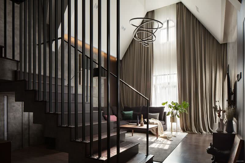 在视觉效果呈现上楼梯扶手采用竖条方钢，既美观，又能当玄关隔断用。