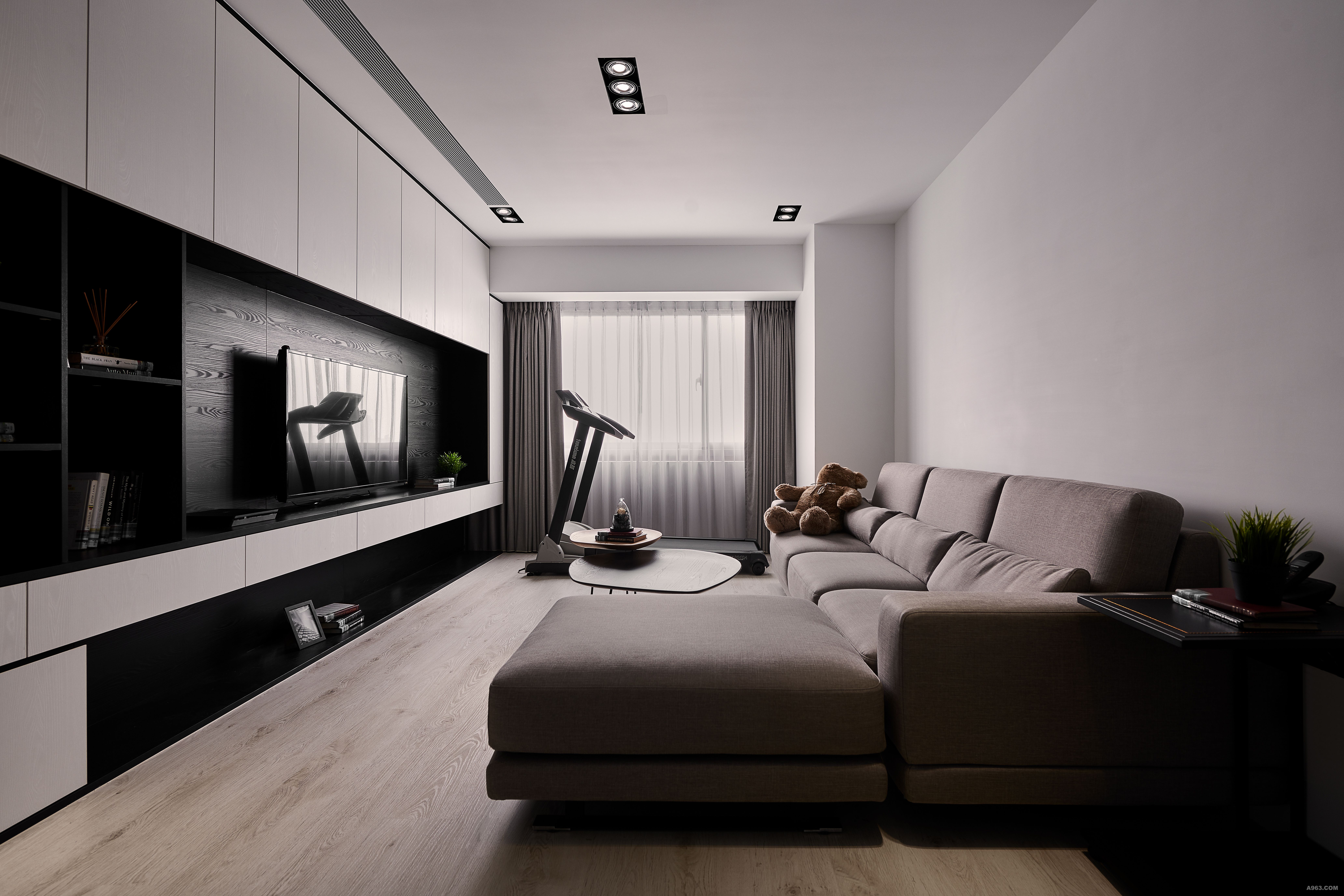 天花板利用燈具及冷氣出風口黑與白顏色產生線條，對應著整面電視牆視覺延伸至天花板設計。軟件特地選擇暖色系，在黑與白之間增添一些暖度。
