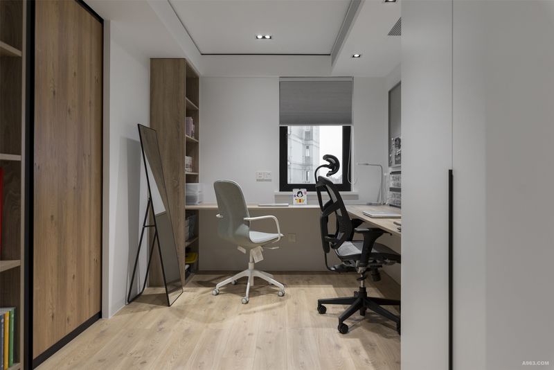 书房作为办公区需要安静，简洁的装饰和较为宽阔的空间能让思维更加活跃。