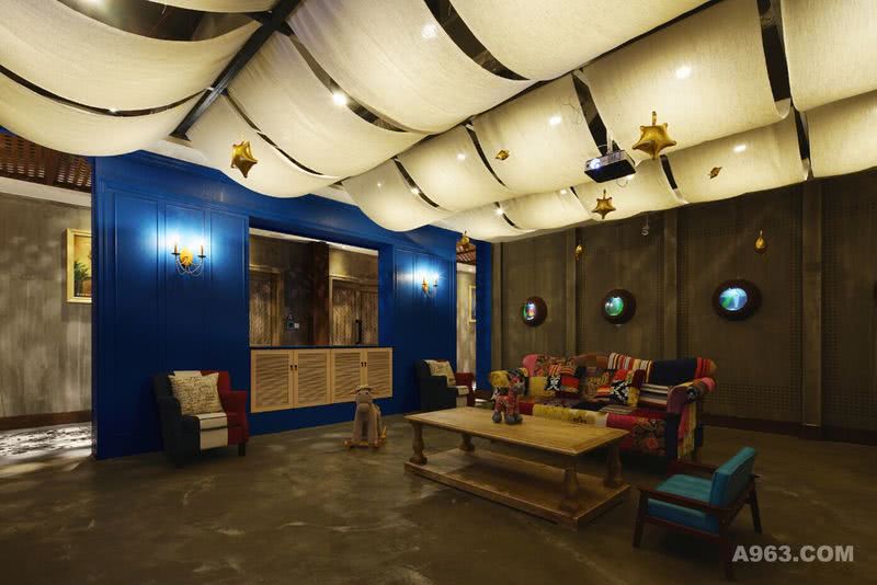 童游乐区：墙上迷你鱼缸的设计，颜色鲜艳的布艺沙发，俏皮可爱的摇摇马，给孩子一个无忧无虑的，充满新奇的游乐空间。