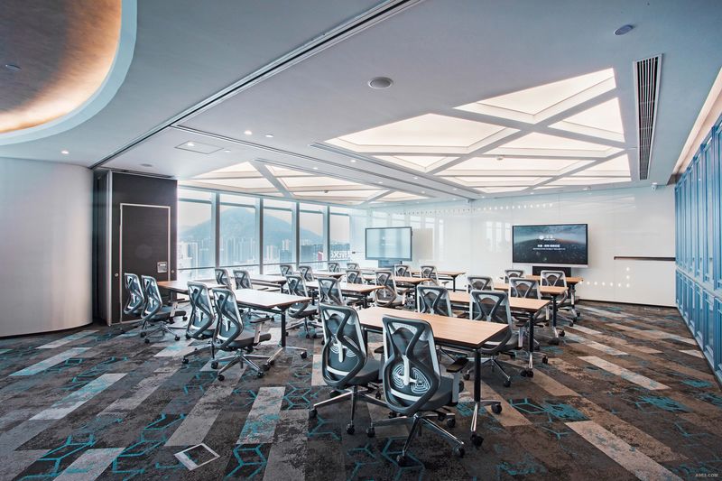 充满现代感的会议室，根据使用情况不同还能变成一个多功能培训室。