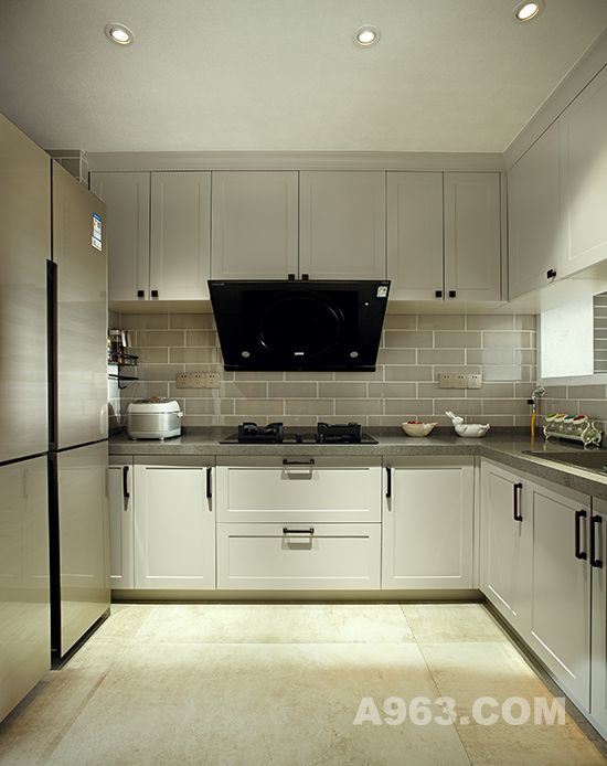 厨房
厨房整体设计简约大方，L型橱柜解决了厨房的储物问题，白色系的运用则让整个功能区更显亮堂。