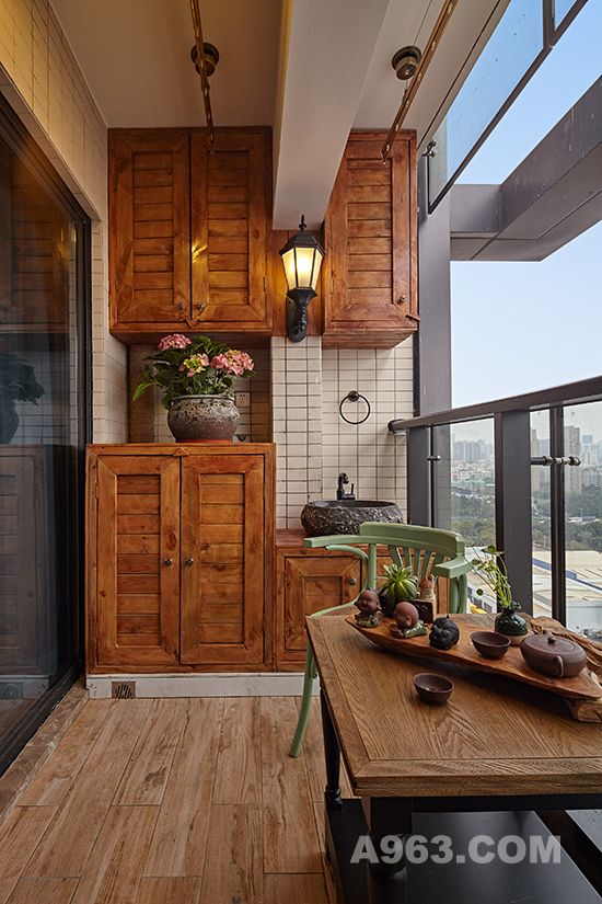 阳台
阳台是原木的视界，双阳台柜的打造增加了大量储物空间，茶桌的设置则让这个空间成为主人观赏外景、谈天说地的好去处。
