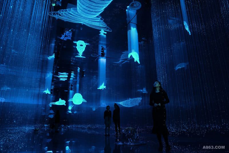 水晶宫之龙生九子：
利用机械矩阵和光雕装置形成的海洋生命，上千束光纤灯如垂柳般轻柔舞动，打造出梦幻的海底世界。