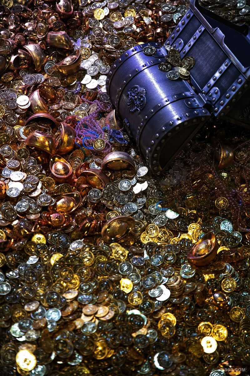 貔貅之舞：
「黑曜石貔貅王」400万枚金币营造的金碧辉煌，让人再次回到俗世。霍比特人金银堆第一次如此真实地登场。