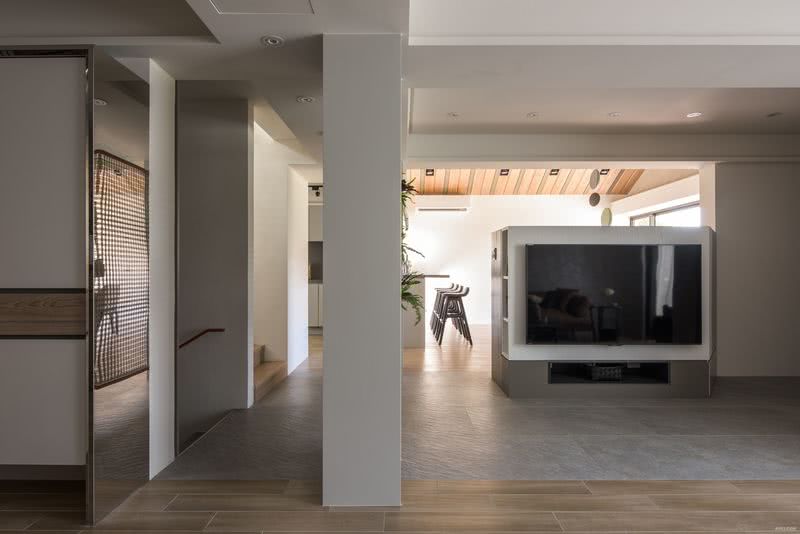 為賦予老屋新的妝容，客廳透過TV多功能櫃體設計，成為貫穿全室的主軸，視覺與光線可以無礙的穿越。