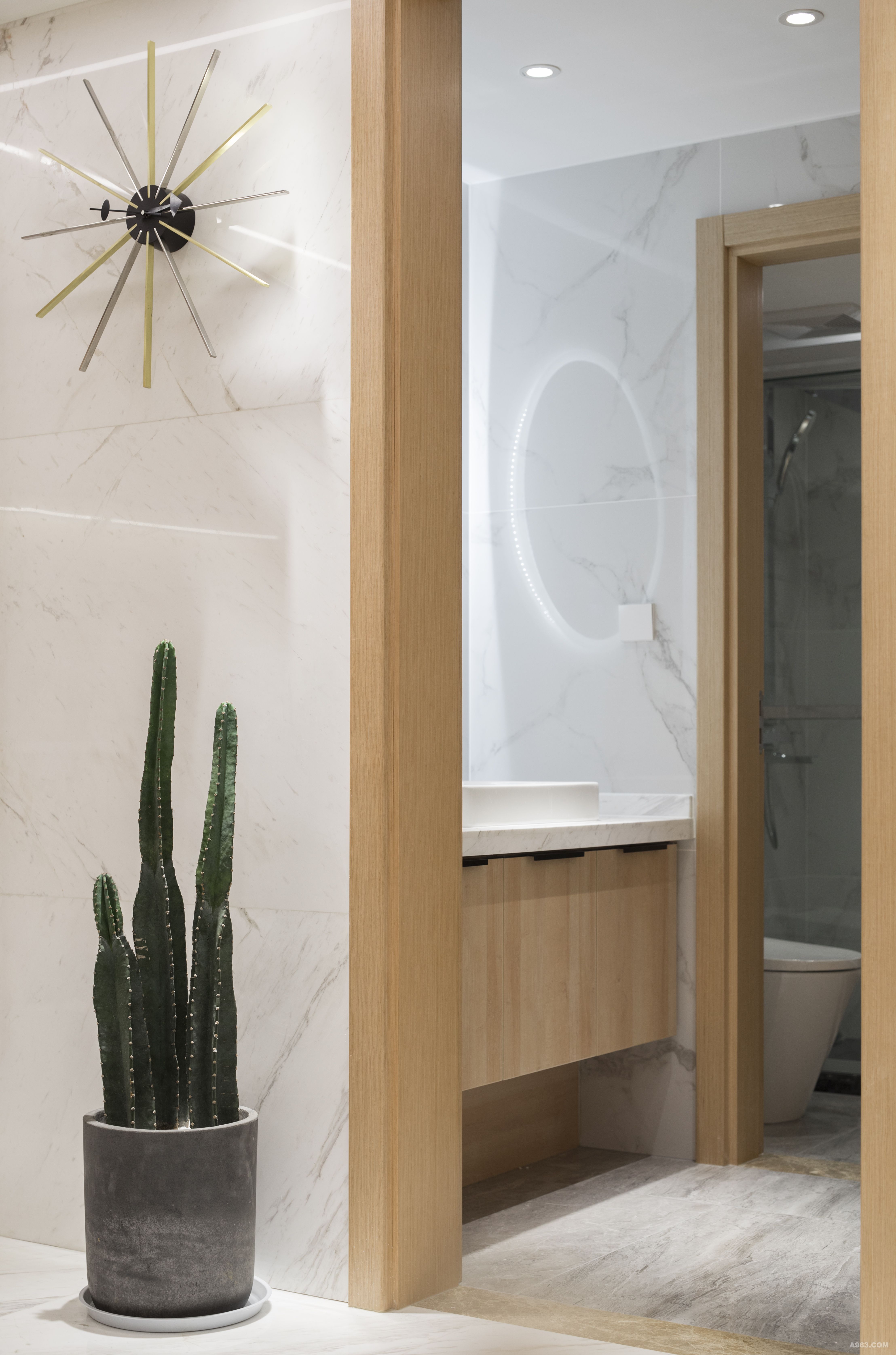 本案是开放性的卫生间，墙地面用灰色的砖作为过渡，镜面的效果现代感十足。采用大理石纹路的砖铺贴，形成视觉对比。