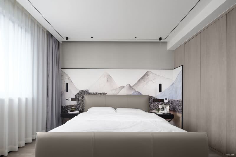卧室沿袭了空间的气质，苏州博物馆的抽象山水画以及几何线性的互相穿插，塑造了空间的精致感。