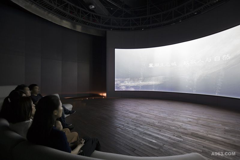水幕影院：
艺术馆的主影厅“水幕影院”，四周水幕环绕，伴随着潺潺流水声观看由台湾著名绘本作家——几米创作的长达7分钟的动画作品“那个午后的冒险”。