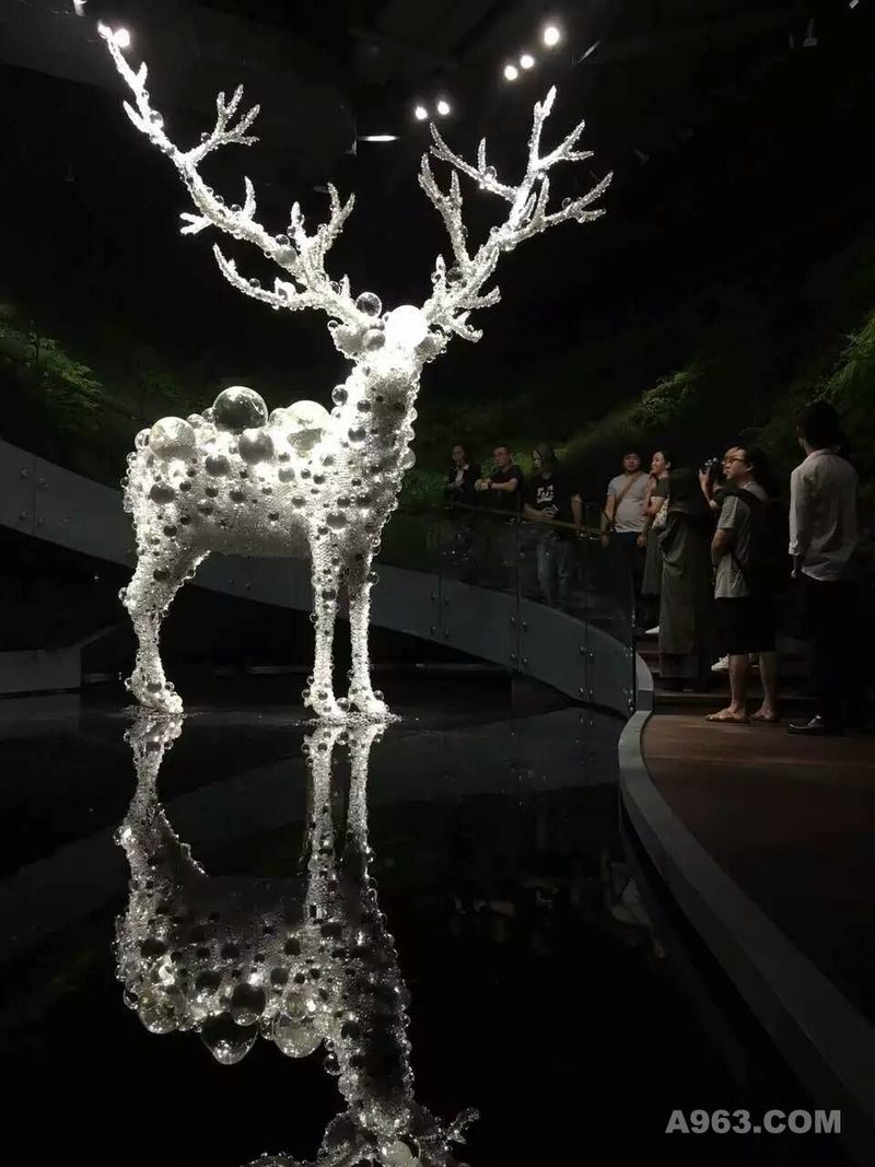 水晶鹿：
由日本艺术家名和晃平创作的作品PixCell-Deer(Sliver Tree Antlers)，是其重要作品“棱鹿系列”中最大的一件。这只水晶鹿的制作耗时三年之久，高达5 米，整体超过1.5吨重，由无数个大小不同的水晶珠覆盖于鹿的表面，在灯光下折射出夺目的光芒，仿佛灵动的精灵一般。