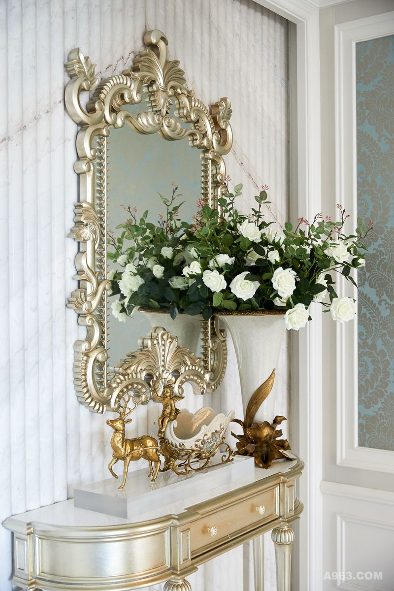 首入玄关，扑面而来的高贵金洋溢出尊贵的光辉，配合精心布置的配饰与花束，创造出优雅奢华的视觉效果。