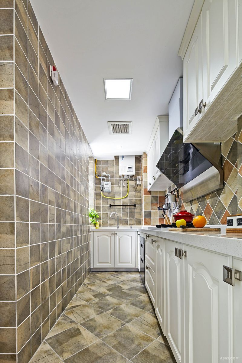 ​厨房
仿古的墙地砖错纹的铺贴方式以及白色橱柜的应用，让空间在复古中有了一种跳跃感。上下两层做了很多柜子，大大提高了厨房的利用率，方便以后能够更好的打理。