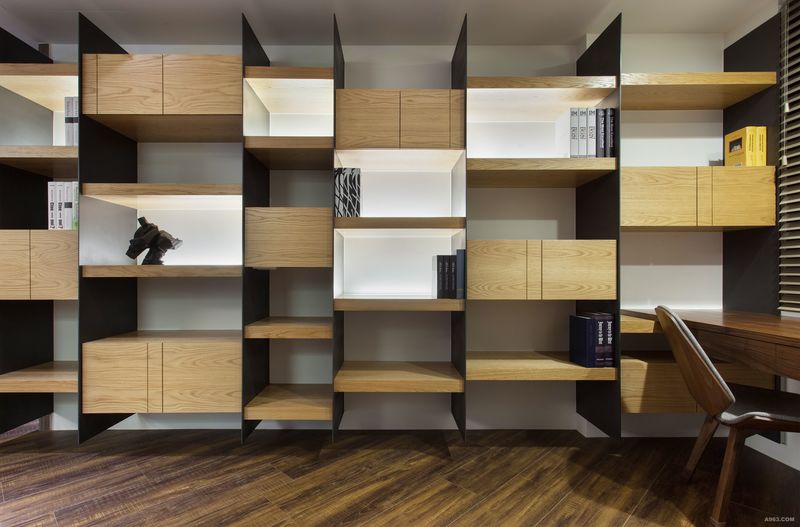 客製化的書櫃藉由鐵件、實木等異材質搭接而成，依照屋主需求來規劃機能。