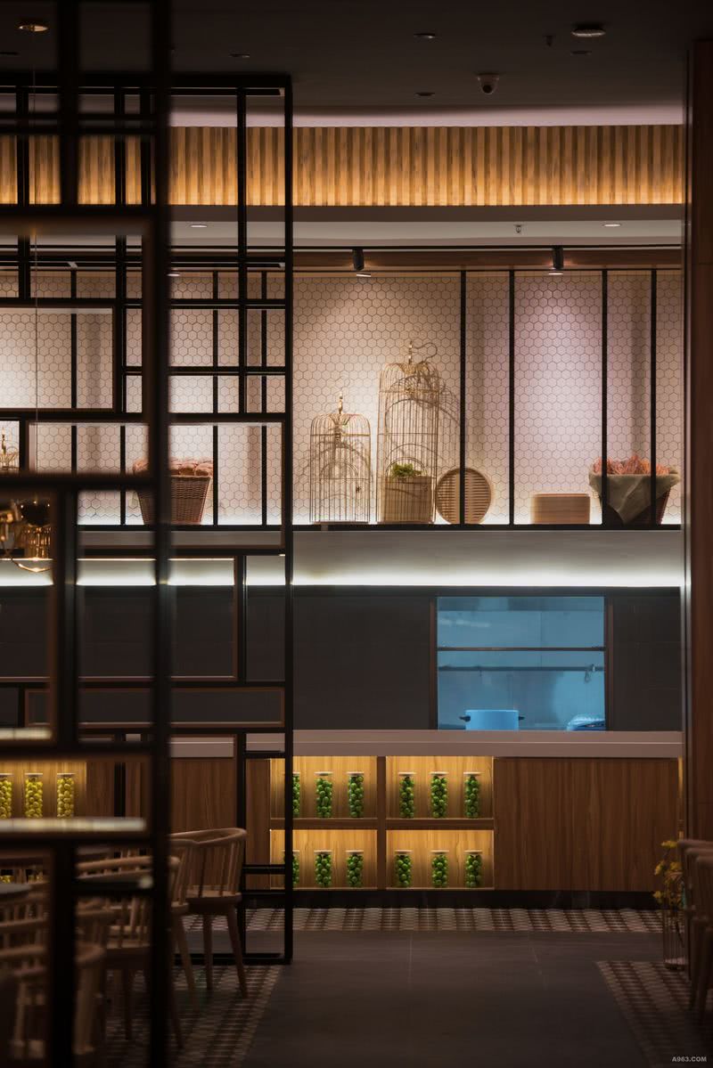 金色的鸟笼摆件、组合的花瓶装饰以及原生态的竹编蒸笼装饰，呼应着颐养餐厅的养生主题。