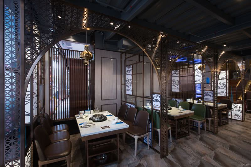 餐厅设计在材质上，以黑色的不锈钢材质表现现代的古朴大方，另外，设计师抓住大海的特点，把波浪的形状运用在不锈钢材质中，将艺术与设计相结合。