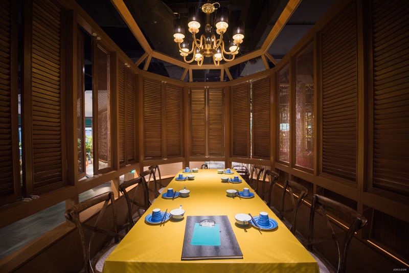 餐厅室内主要以中式结构与西式点缀，作为空间的搭配。在复古的空间中，可见包房的吊灯上，采用金属质感作为空间装饰之一。