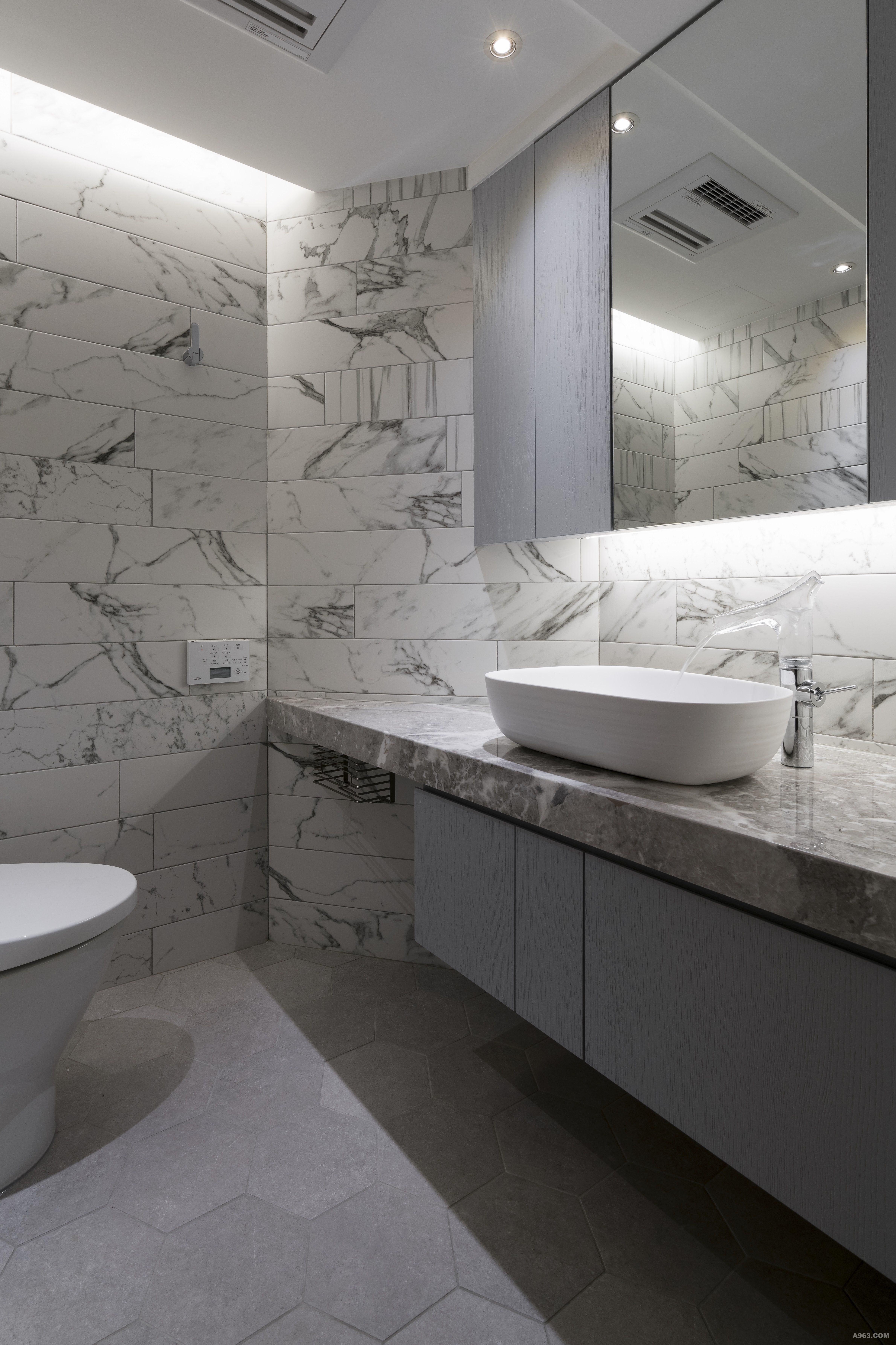 衛浴空間透過材質的紋理及燈光層次，轉譯悠閒氛圍。