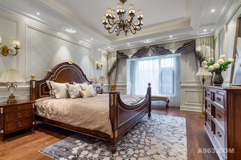 ▼卧室 Master Bedroom
主卧室空间通过淡蓝灰色的点缀，营造出一种漫步云端的梦幻感，简而精的家饰选择，让室内营造出不多不少，恰到好处的舒适氛围。