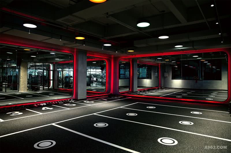 健身房特操区域，地面的图案，配合循环训练使用。