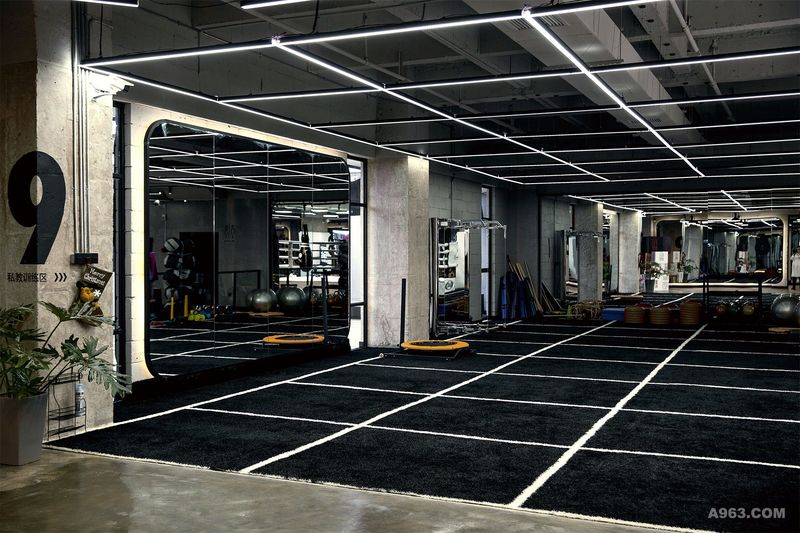健身房私教训练区域，配合灯光系统