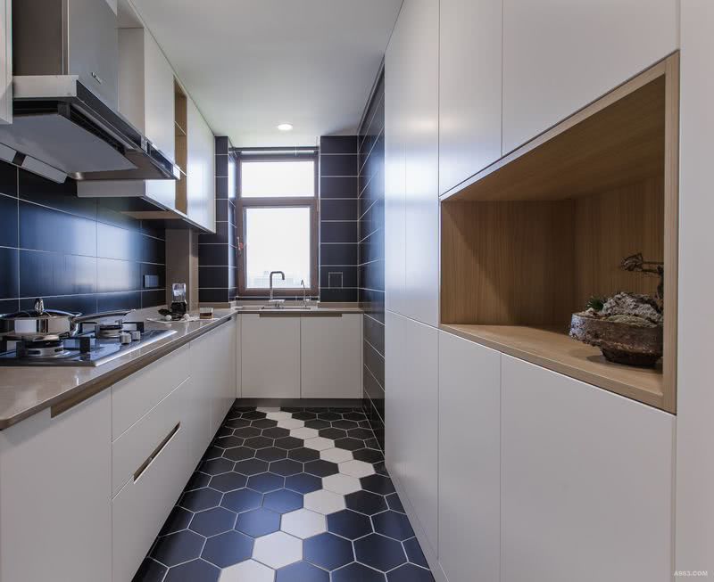 厨房柜体白色与木色结合，使人感官达到舒适，地面黑色与白色有规律的凭借手法，使空间不过度死板。