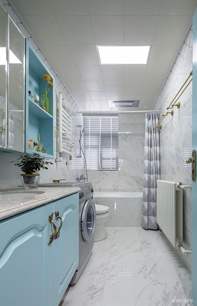 松石青的盆柜和白色大理石纹的墙砖，让卫生间也显得无比的清爽又不失精致。