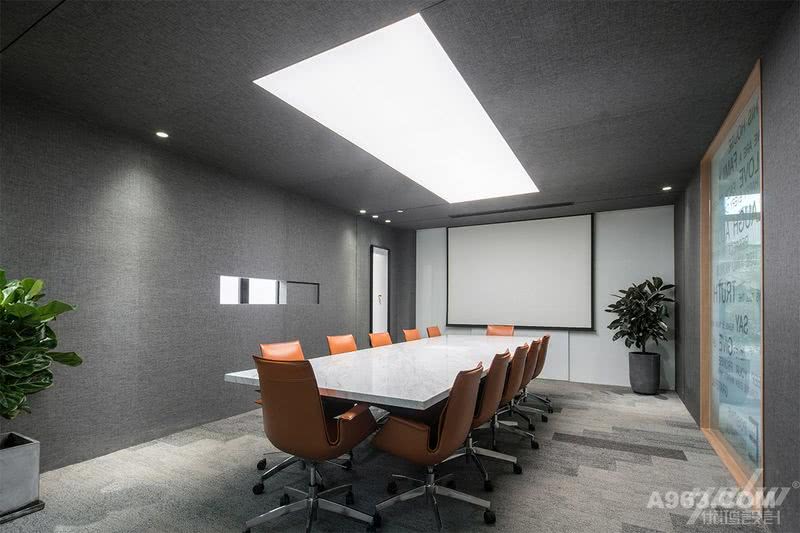 一层会议室
在办公室中恰到好处的运用高级灰，能够成为高雅办公的典范。活动门作为隔断，灵活自如地实现会议室“一分二”、“二合一”的会议需求。