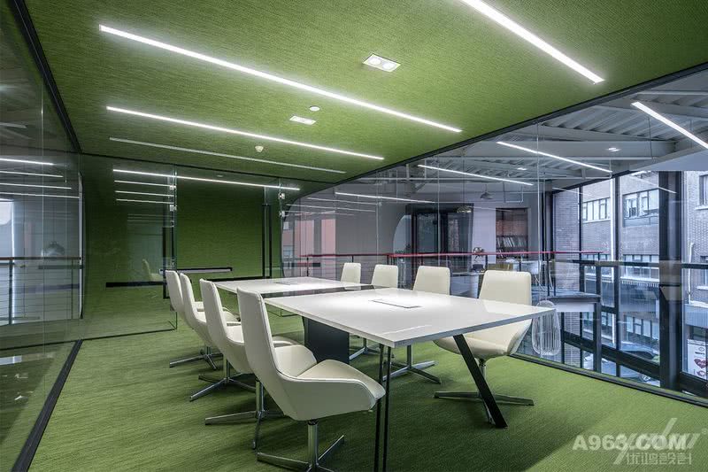 会议室
在“磁极”内打造出一间会议室，这样一个景中景的设计手法，将内外之美完美融合。绿色调性则焕发出新鲜动力，令人与自然和谐共生。