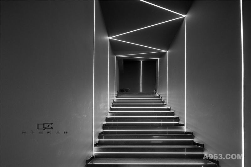 一楼过道  设计来源对光的理解  本案用20MM的灯线把整个空间照亮  走在上面给人感觉带有一种很神秘的感觉