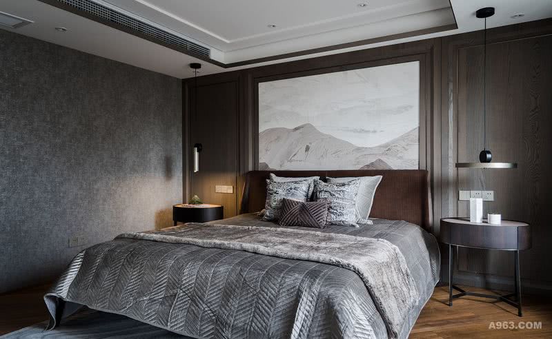 主人卧房更加成熟稳重一些，用客厅相同的木饰面与铜色铝合金线条构成卧室背景墙，再加入写意的白色壁纸提升空间明度。