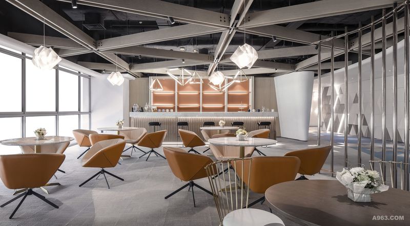 设计师意图打破传统办公服务型会所、会议中心一直以来被大众固化的形象，将传统的印象转换成赋予活力且极简安静的格调。