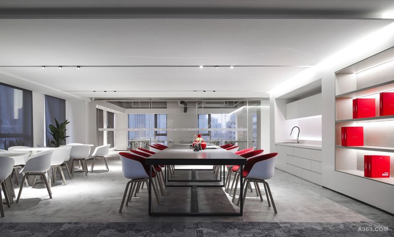 素色混凝土顶面和极富肌理质感的混凝土地面，配以现代办公家具，让空间释放出灵动气息。