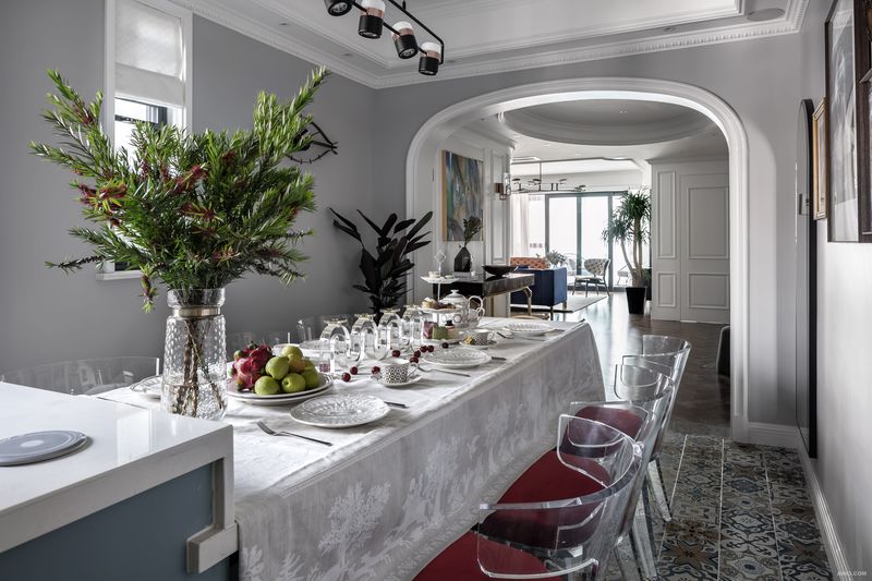 餐厅用时髦摩登的复古红透明餐椅，调和地面复古花砖带来的视觉冲击力，转移空间的视觉焦点，改变了餐厅的内在情绪。