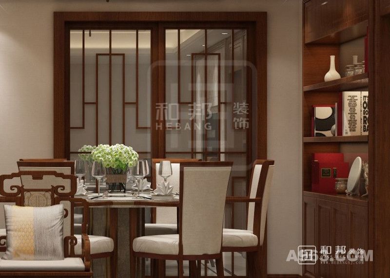      餐厅选用玻璃餐桌，透明的桌面与淡雅色的餐椅搭配出现代素雅的效果。餐椅设计中带有中西混搭的优雅气质。