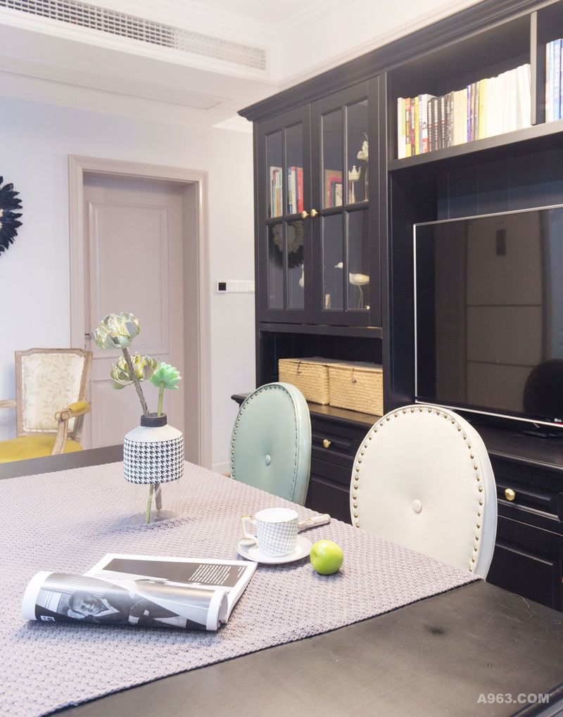 黑色的电视柜设计，给空间带来一份庄重感，不仅增加了客厅的储物空间，也起到了很好的装饰作用。