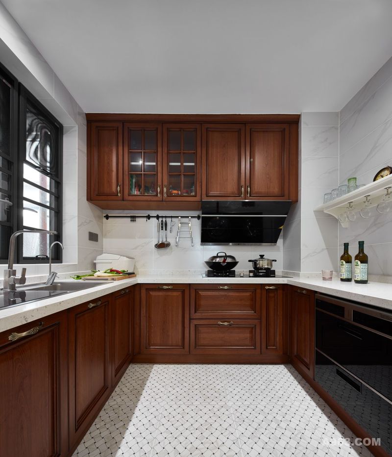 厨房
厨房具备功能强大又简单耐用的厨具设备，石材与木材的互相结合，使整个空间显得更加大气。原木橱柜的设计，搭配橱窗投进的一缕阳光，更为其增添一份雅致。

