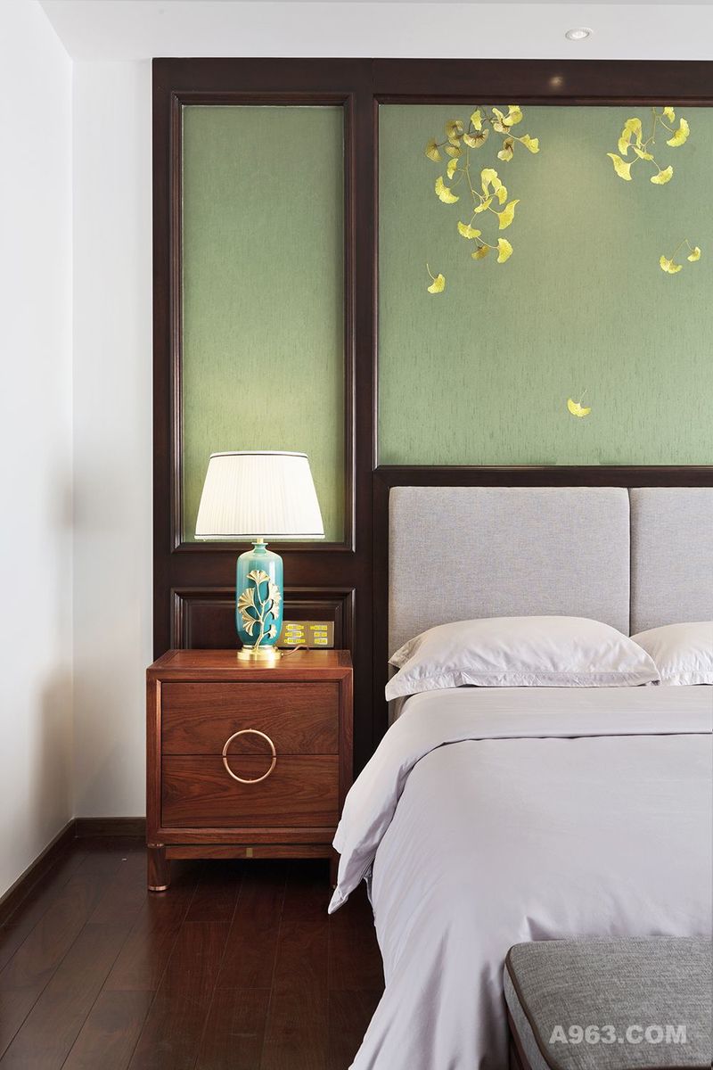 简洁实用的床边柜摆放着富有中国特色的台灯，融入了中式的点滴痕迹。形态饱满的床品安放在空间里，一天疲惫之后沉沉睡去，补充身心能量。