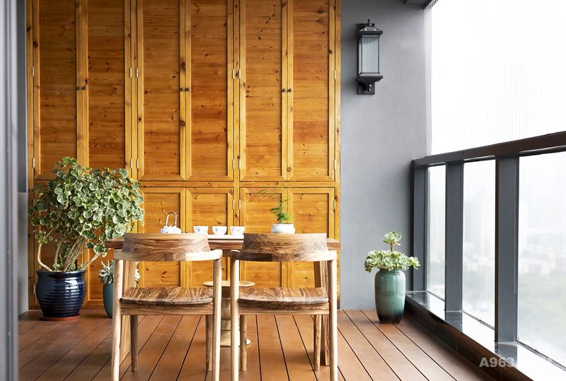 阳台
阳台空间被木料环绕，有着肌肤一般的质感。冬暖夏凉，很适合围坐品茗谈天。