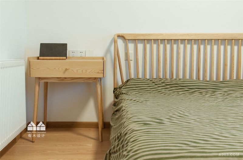 主卧室的床选购的是另外一家网红品牌，风格很统一。床的造型设计业主很喜欢。