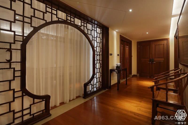 岭南地区的红木家具从明代的清新简约一脉传承，这种中式文化在历史中的转变被运用在室内装饰上，深受主人家喜爱。