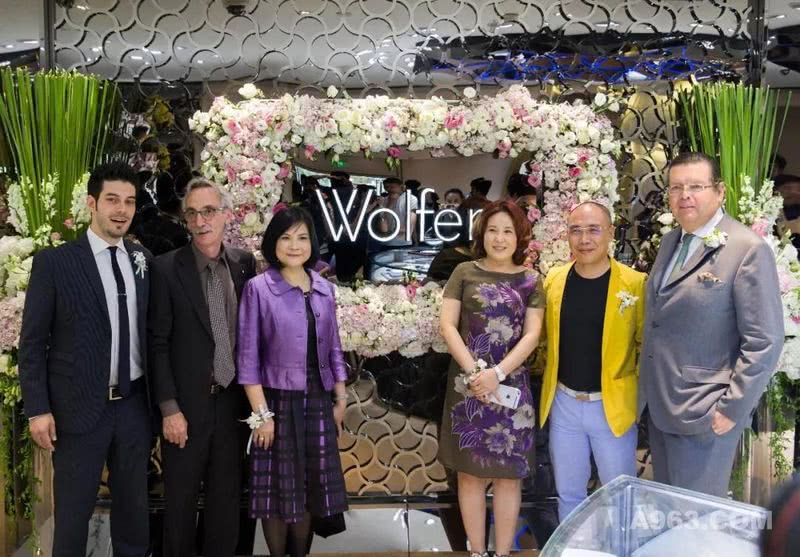 香港方黄设计集团总经理方峻（右二）出席WOLFERS中国品牌旗舰店开业典礼