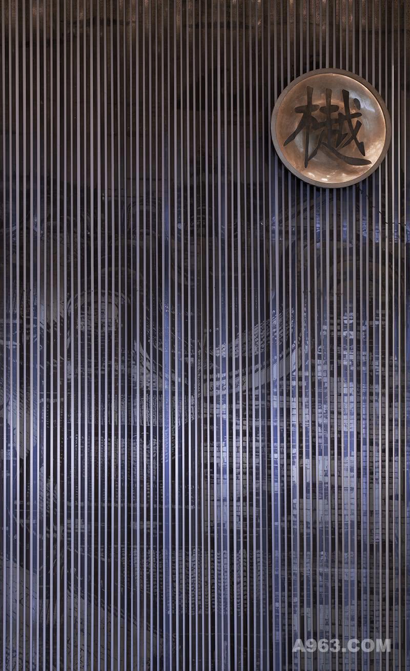 SHIMAO WANGYUE SALES CENTER | 接待前厅

▲  将南岳村的黑白影像处理成铜蚀屏风的方式，落于大厅正对面，也算是对座山影壁的一个呼应处理。
