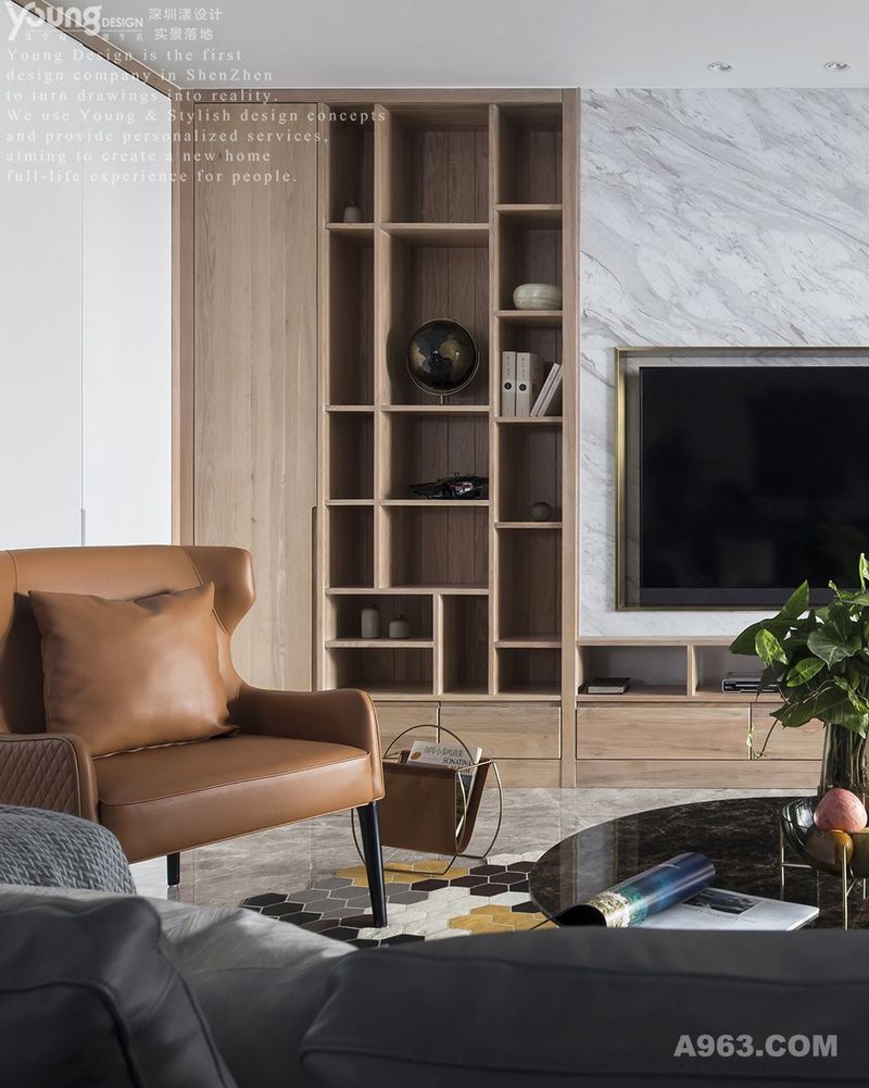 客厅电视背景墙打破统一材质的刻板印象，由大理石与木制品的有机结合、开放式与隐藏式收纳构成。