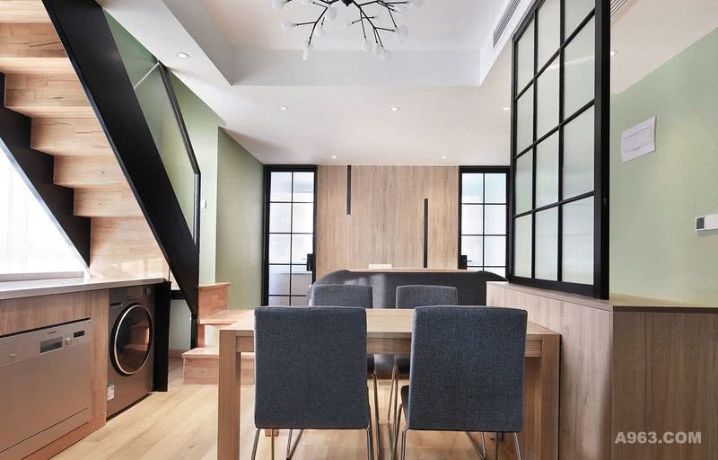 从餐厅看客厅，餐厅设计到玄关柜的后面，简约精致的餐椅灰色系的质感搭配和沙发的色调相互呼应。